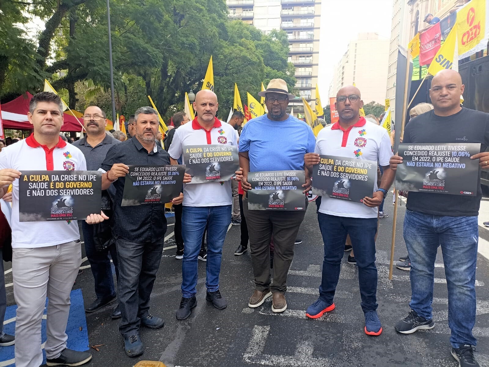 Grupo de servidores faz caminhada no centro de Porto Alegre contra proposta de reformulação do IPE Saúde.