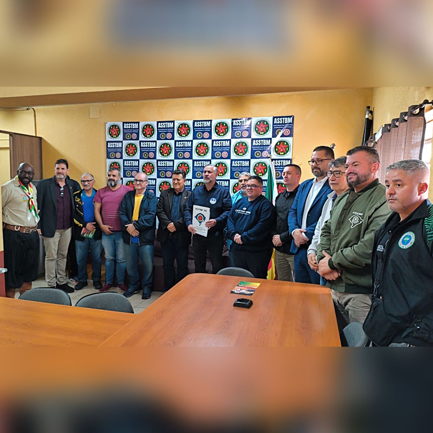 Fórum de Entidades recebe candidato ao Senado Paulo Pimenta e apresenta demandas dos militares estaduais